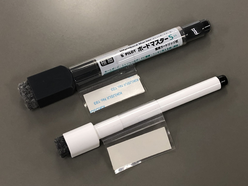 ペンホルダーにセットされたマーカーの写真