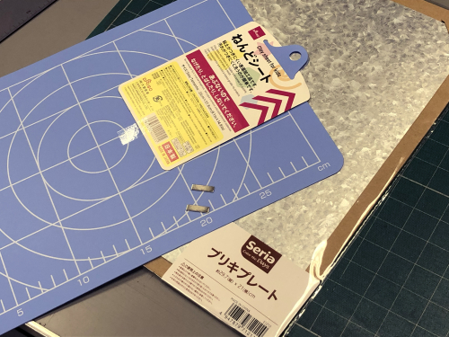 ダイソーで購入したポリプロピレンシート（PPシート）とブリキシートの写真