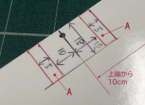 ボードにマグネットを組み込むためのアタリ線を書き込んだ写真