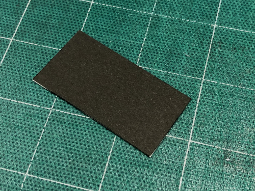 マグネットをカバーするための黒い紙の写真