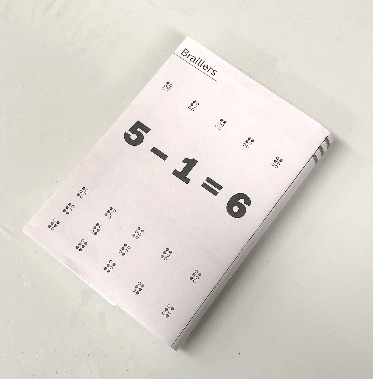 「５ー１＝６」と印刷されてたブックカバーの写真